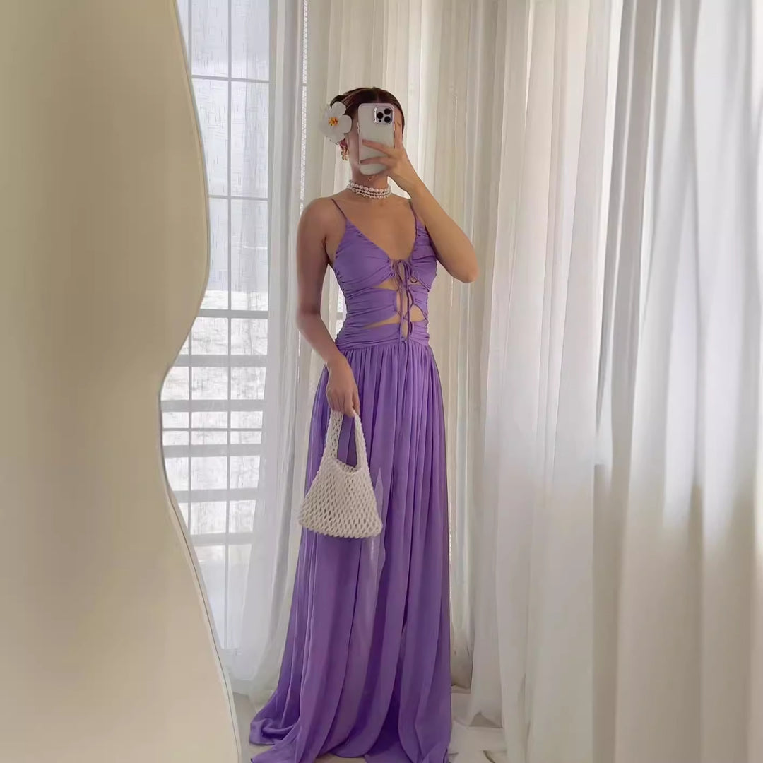 Kvinnor Elegant Maxi Klänning med Justerbara Remmar och Fina Utskärningsdetaljer Mirla-Eva Jonsson