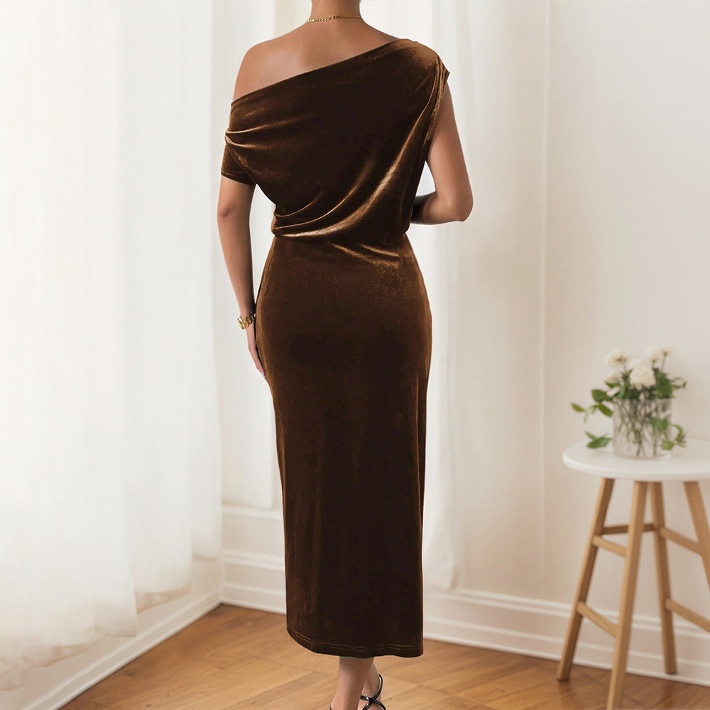 Kvinnor Elegant Maxi Klänning med Off-the-Shoulder Design och Luxuös Sammet Mirla-Eva Jonsson