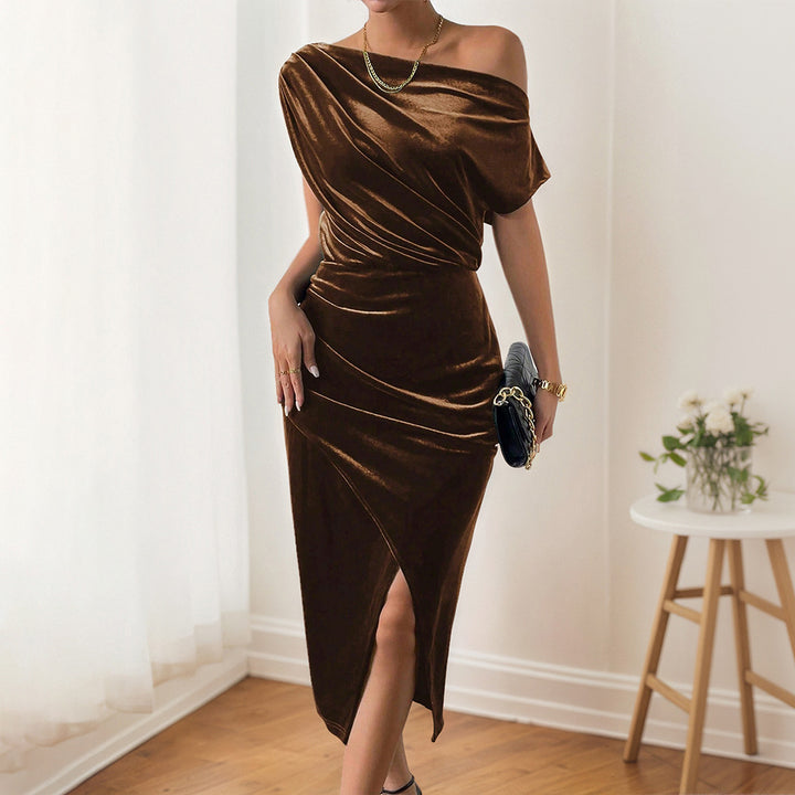 Kvinnor Elegant Maxi Klänning med Off-the-Shoulder Design och Luxuös Sammet Mirla-Eva Jonsson