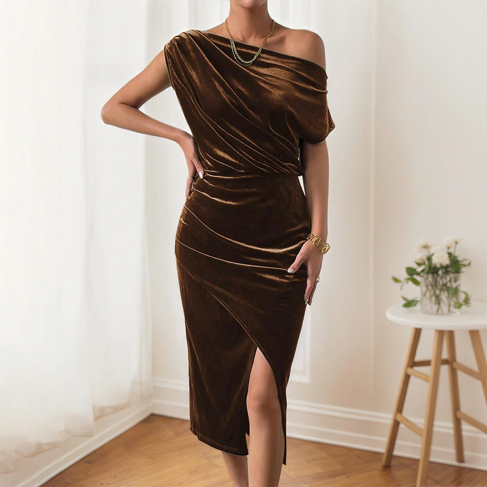 Kvinnor Elegant Maxi Klänning med Off-the-Shoulder Design och Luxuös Sammet Mirla-Eva Jonsson