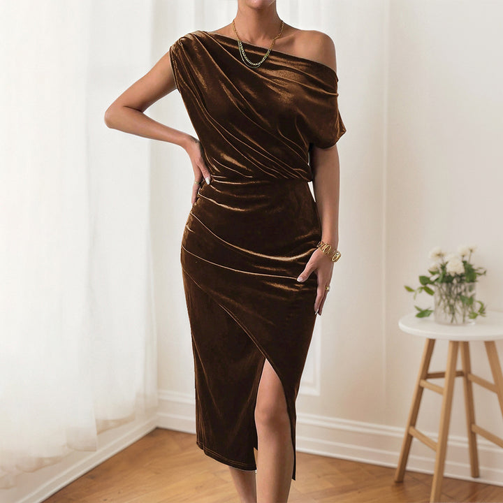 Kvinnor Elegant Maxi Klänning med Off-the-Shoulder Design och Luxuös Sammet Mirla-Eva Jonsson