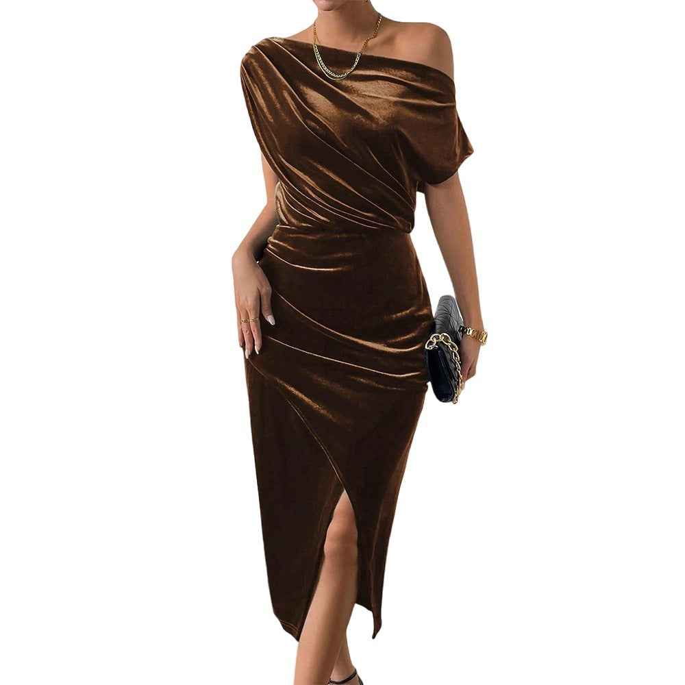 Kvinnor Elegant Maxi Klänning med Off-the-Shoulder Design och Luxuös Sammet Mirla-Eva Jonsson