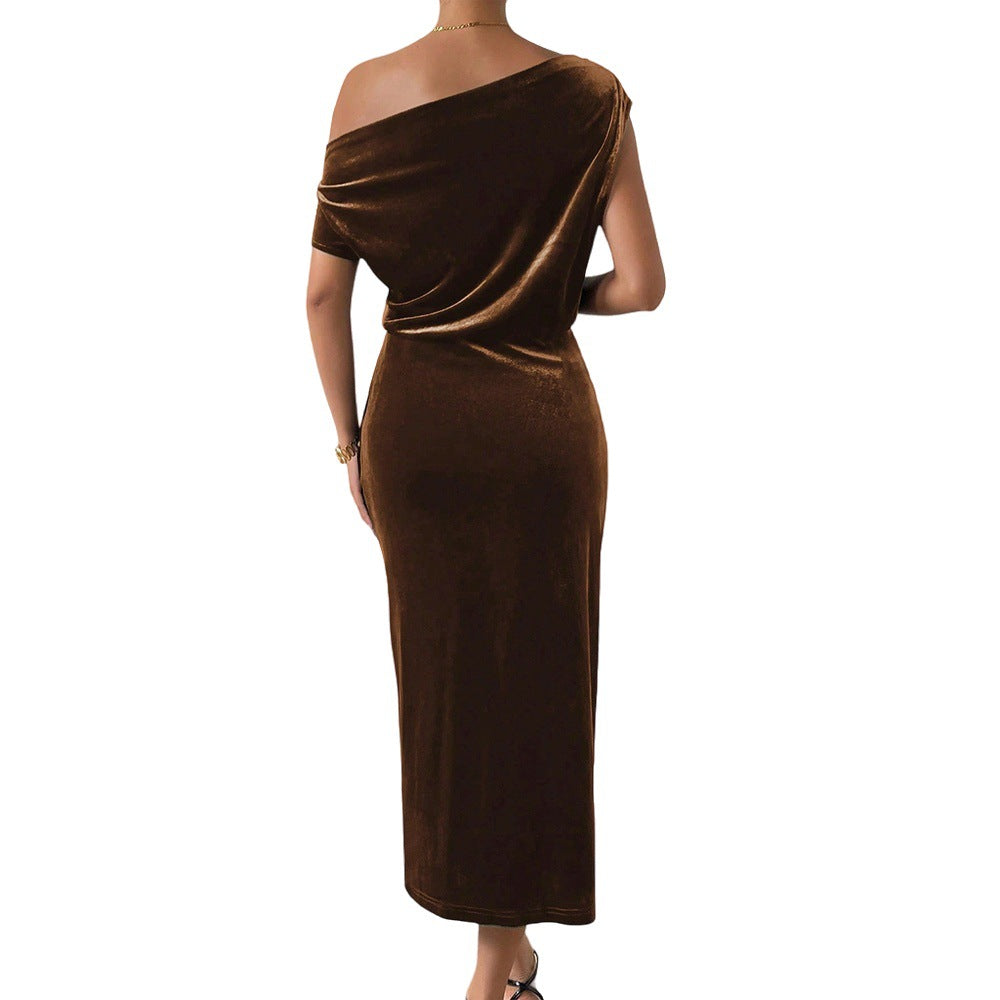 Kvinnor Elegant Maxi Klänning med Off-the-Shoulder Design och Luxuös Sammet Mirla-Eva Jonsson