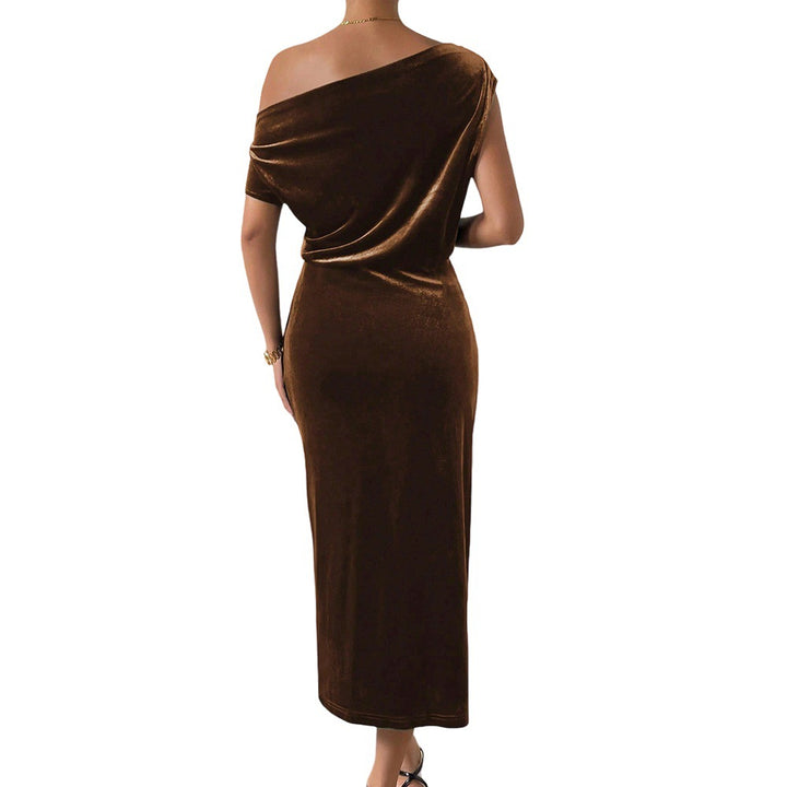 Kvinnor Elegant Maxi Klänning med Off-the-Shoulder Design och Luxuös Sammet Mirla-Eva Jonsson