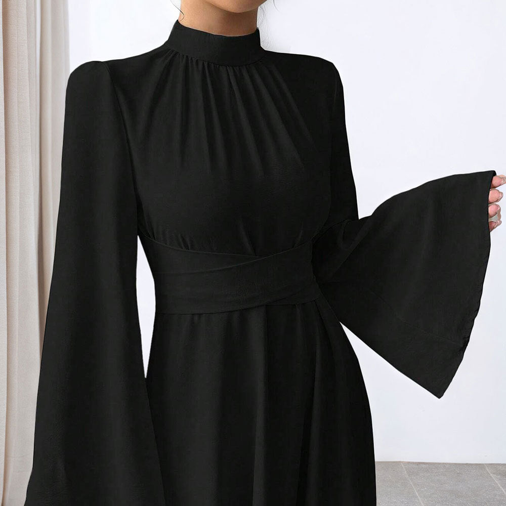 Kvinnor Elegant Maxi Klänning med Svingande Ärmar och Hög Krage Mirla-Eva Jonsson