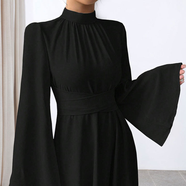 Kvinnor Elegant Maxi Klänning med Svingande Ärmar och Hög Krage Mirla-Eva Jonsson