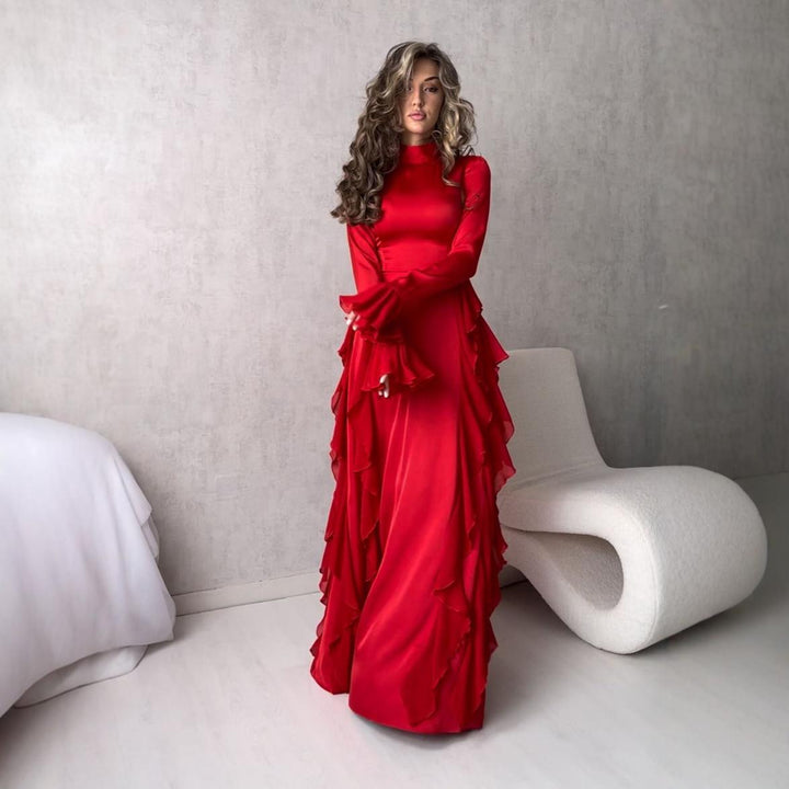 Kvinnor Elegant Maxi Klänning med Voluminösa Volangdetaljer och Glänsande Finish-Eva Jonsson