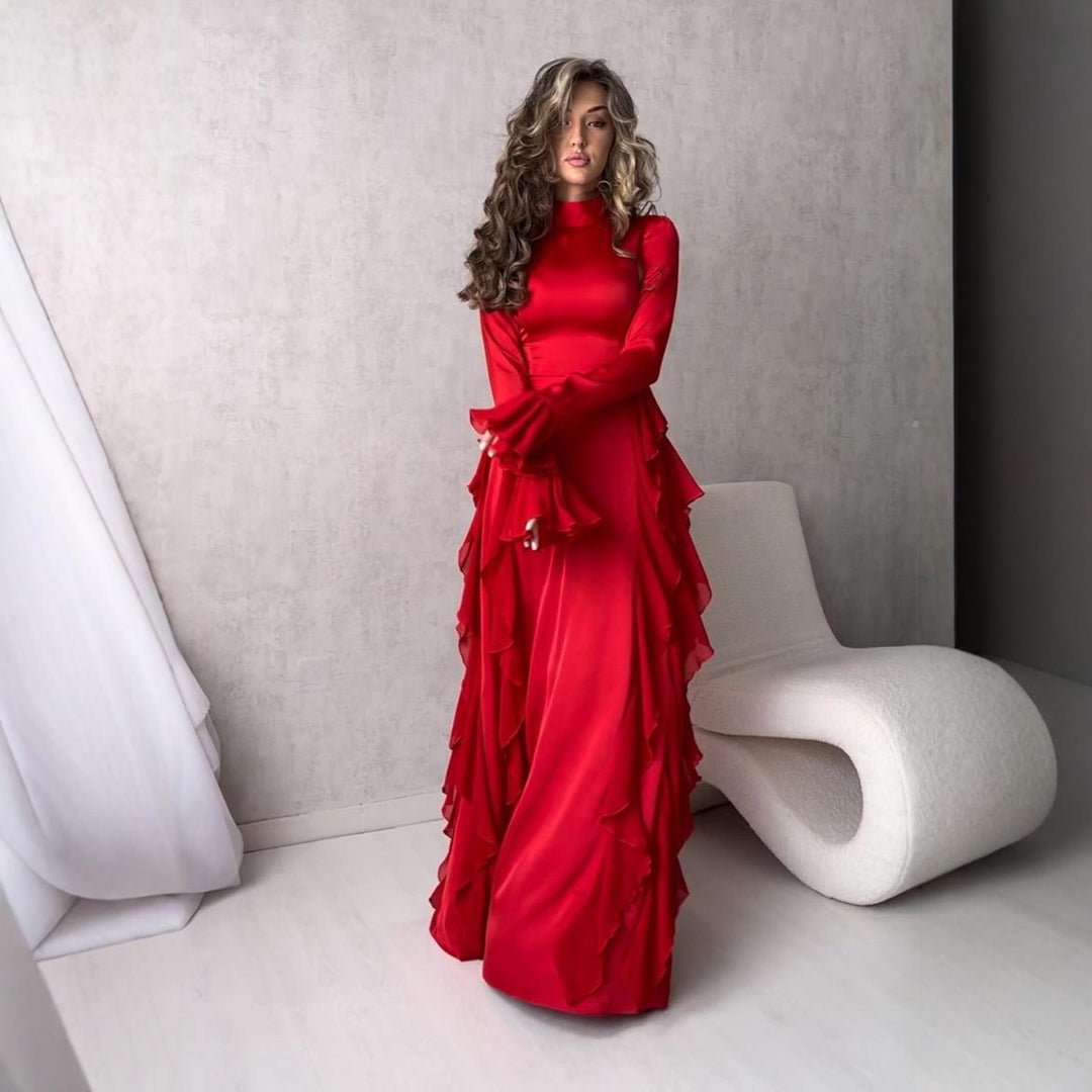 Kvinnor Elegant Maxi Klänning med Voluminösa Volangdetaljer och Glänsande Finish-Eva Jonsson