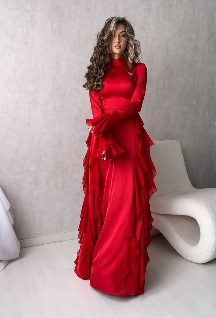 Kvinnor Elegant Maxi Klänning med Voluminösa Volangdetaljer och Glänsande Finish-Eva Jonsson