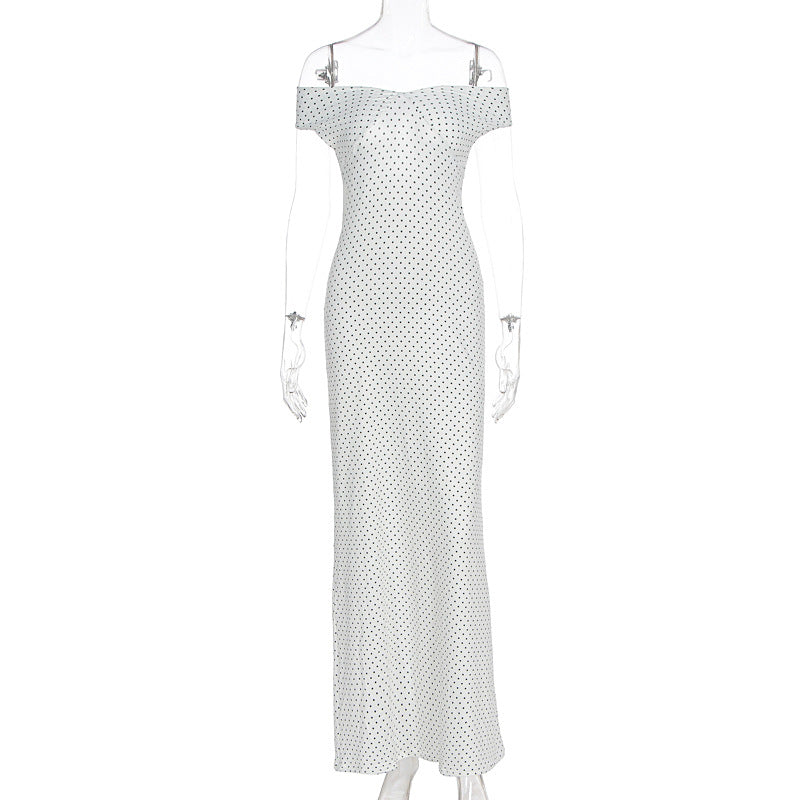 Kvinnor Elegant Maxiklänning med off-shoulder design och prickigt mönster Mirla-Eva Jonsson