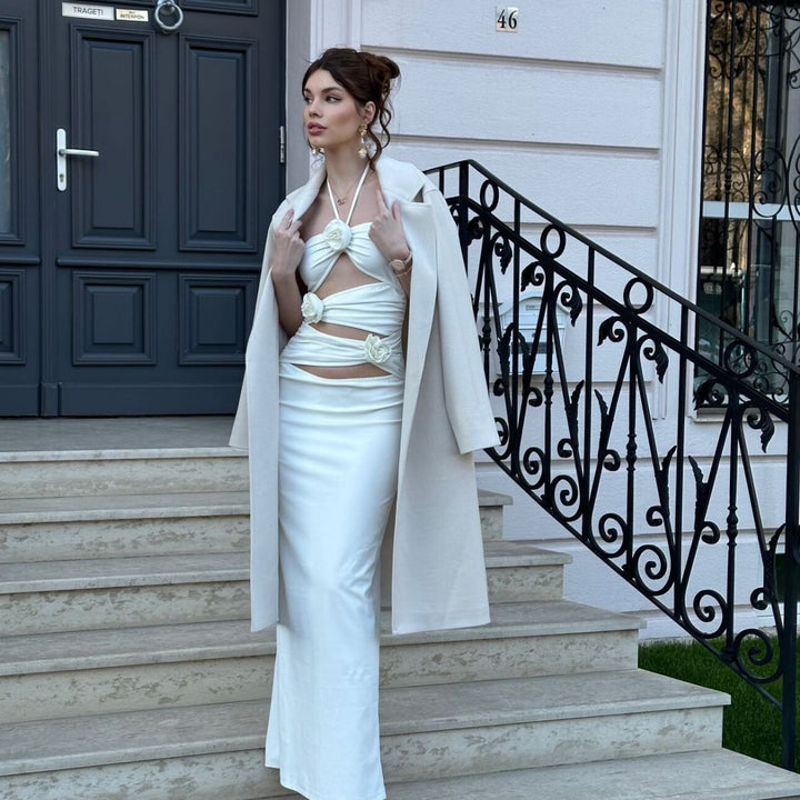 Kvinnor Elegant Maxiklänning med raffinerade draperade detaljer och blommig accent Mirla-Eva Jonsson