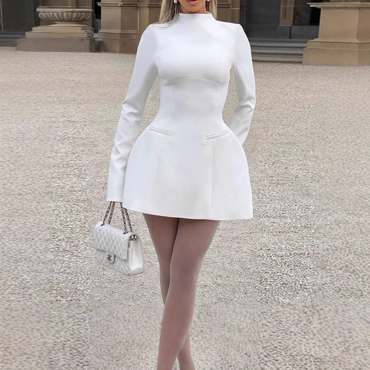 Kvinnor Elegant Mini-klänning med hög hals och längre ärmar Mirla-Eva Jonsson