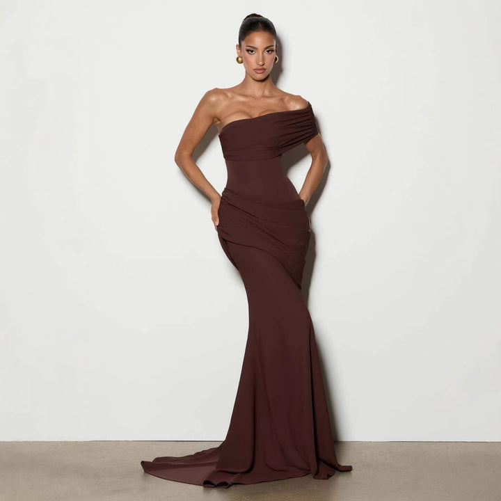 Kvinnor Elegant, Off-the-Shoulder Aftonklänning med Sofistikerad Drapering och Flödande Snitt-Eva Jonsson