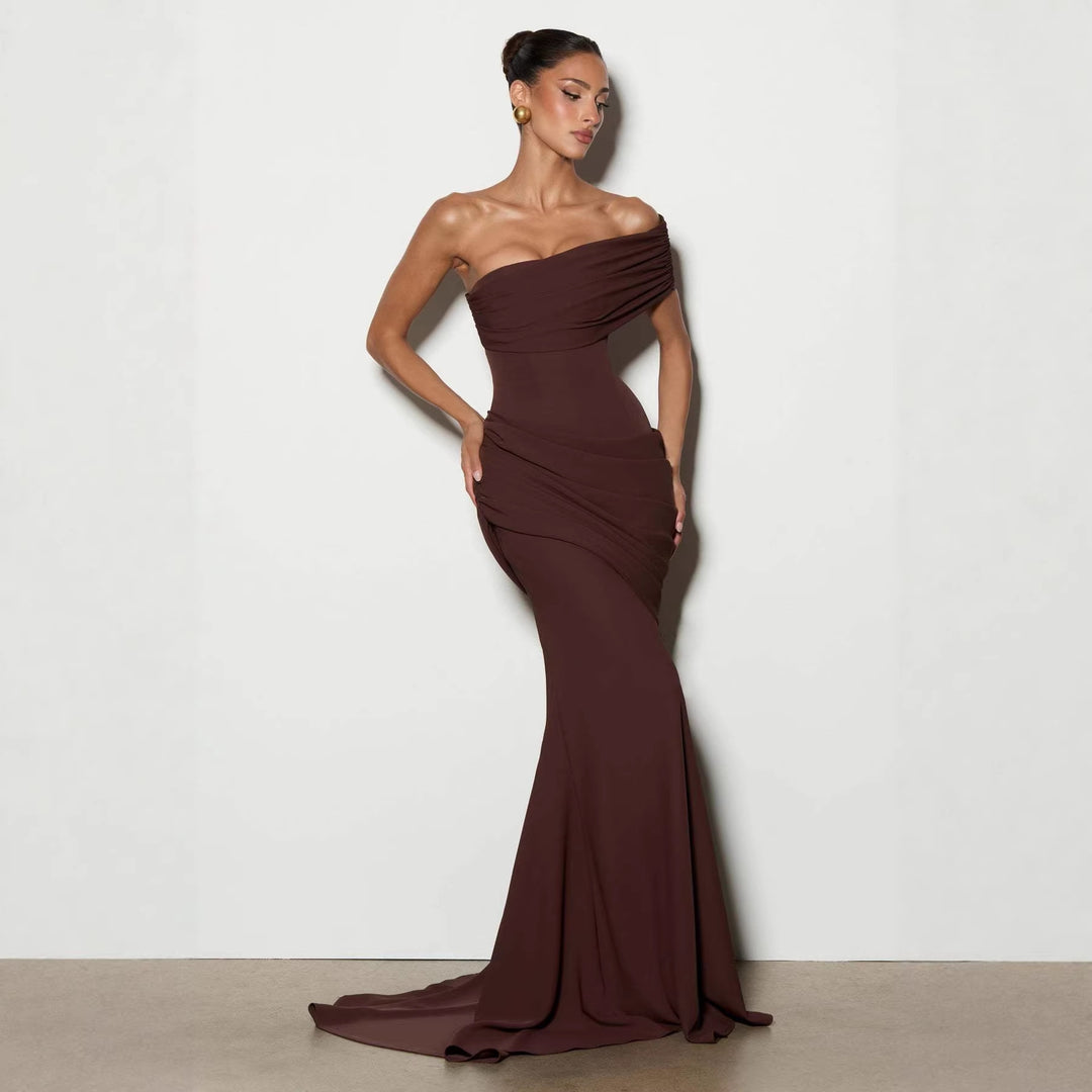 Kvinnor Elegant, Off-the-Shoulder Aftonklänning med Sofistikerad Drapering och Flödande Snitt-Eva Jonsson
