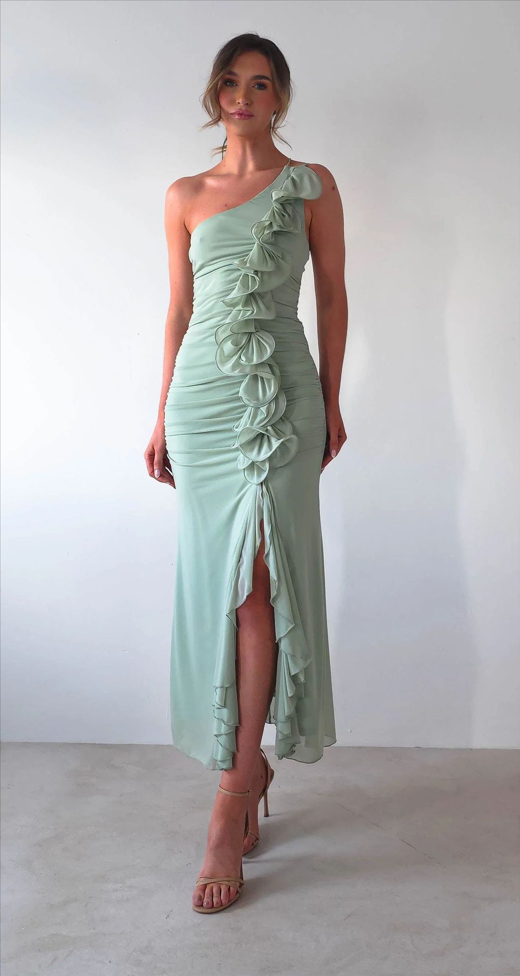 Kvinnor Elegant Ruffle Maxi Klänning i Stilen av en Sida med Hög Slits Mirla-Eva Jonsson