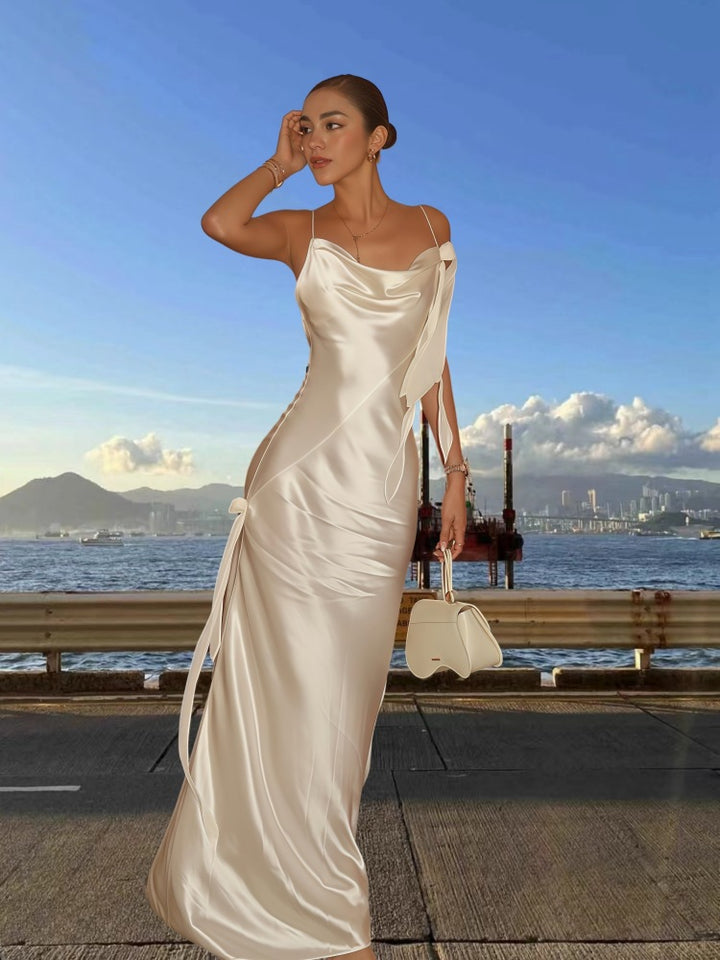 Kvinnor Elegant Satin Maxiklänning med raffinerad rynkeffekt och asymmetriska band Mirla-Eva Jonsson