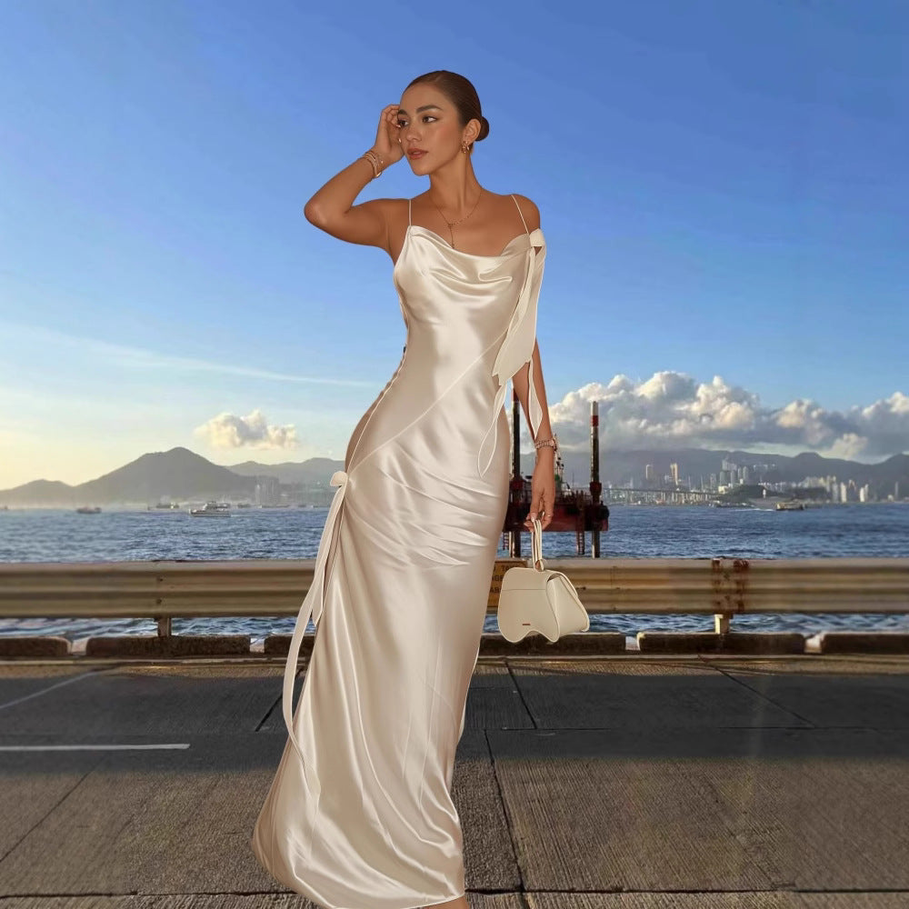 Kvinnor Elegant Satin Maxiklänning med raffinerad rynkeffekt och asymmetriska band Mirla-Eva Jonsson