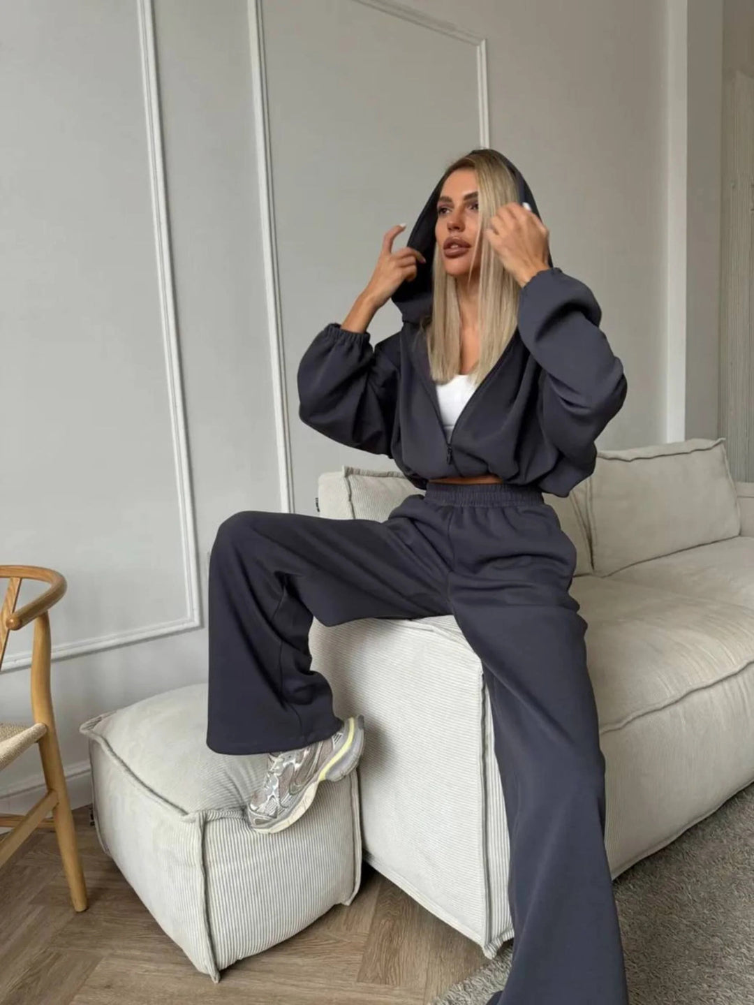 Kvinnor Elegant Sportig Set med Huva och Vida Byxor Mirla-Eva Jonsson