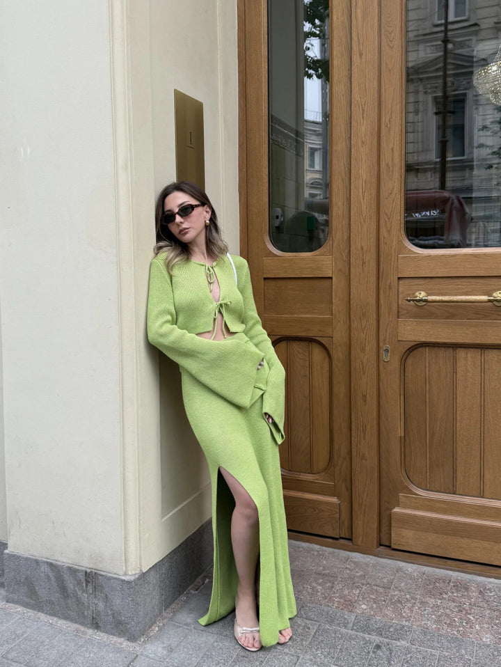 Kvinnor Elegant Stickad Klänning med Djup Halsringning och Chic Sprund Mirla-Eva Jonsson