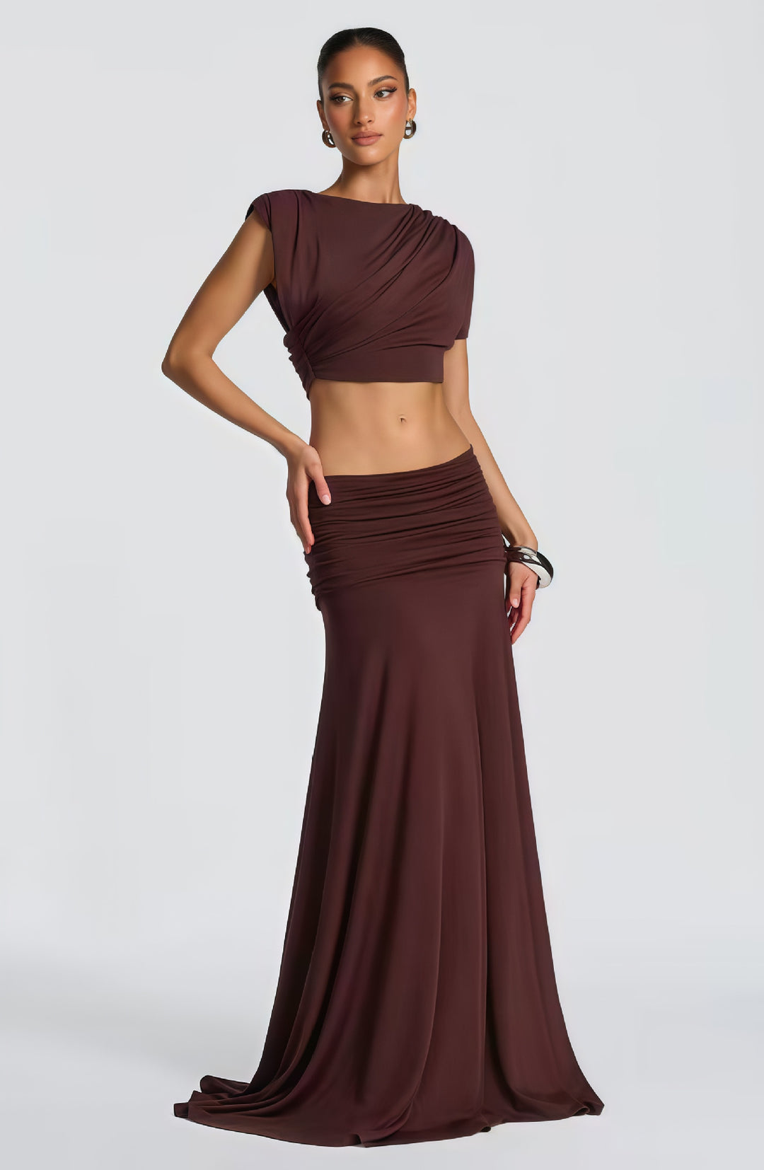 Kvinnor Elegant Wrap Klänning med Draperad Topp och Flödande Kjol Mirla-Eva Jonsson