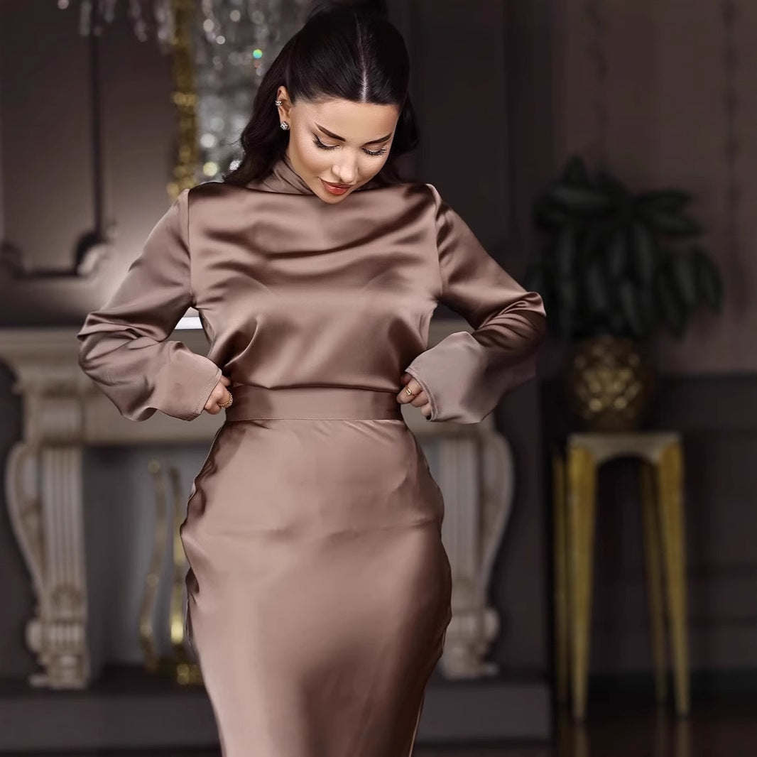 Kvinnor Elegant golvlång klänning med hög halsringning och flytande snitt Mirla-Eva Jonsson