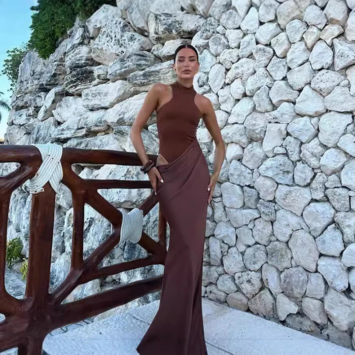 Kvinnor Elegant golvlång klänning med hög krage och asymmetrisk drapering Mirla-Eva Jonsson