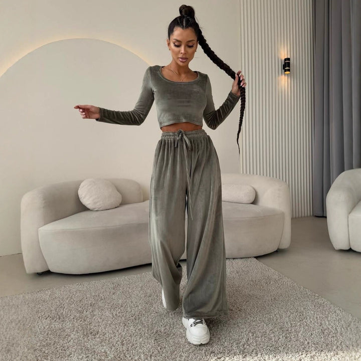 Kvinnor Elegant och Bekväm Lounge Set med Kortad Topp och Vida Byxor Mirla-Eva Jonsson