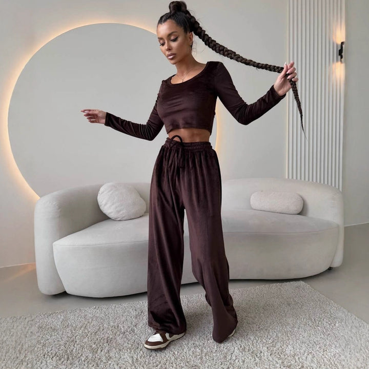 Kvinnor Elegant och Bekväm Lounge Set med Kortad Topp och Vida Byxor Mirla-Eva Jonsson