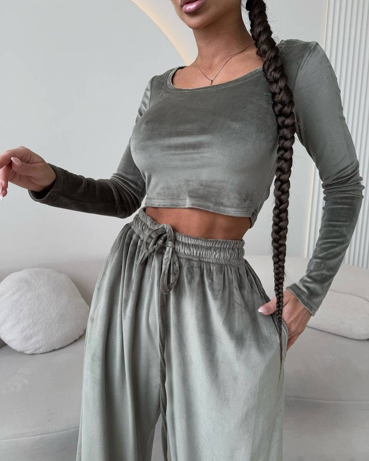 Kvinnor Elegant och Bekväm Lounge Set med Kortad Topp och Vida Byxor Mirla-Eva Jonsson