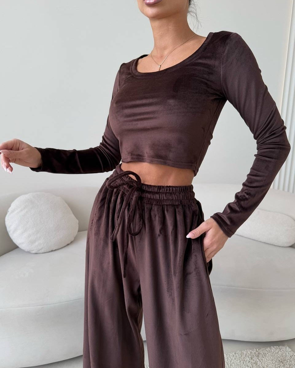 Kvinnor Elegant och Bekväm Lounge Set med Kortad Topp och Vida Byxor Mirla-Eva Jonsson