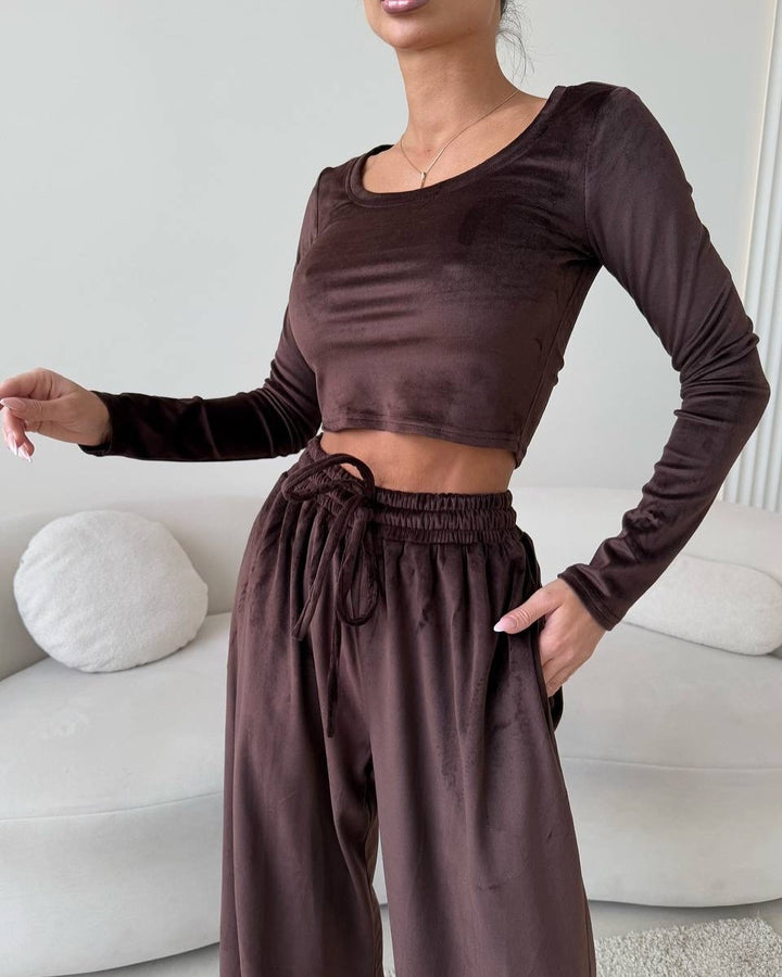 Kvinnor Elegant och Bekväm Lounge Set med Kortad Topp och Vida Byxor Mirla-Eva Jonsson