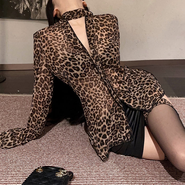 Kvinnor Elegant och förförisk djurmönstrad jumpsuit med knytbälte Mirla-Eva Jonsson