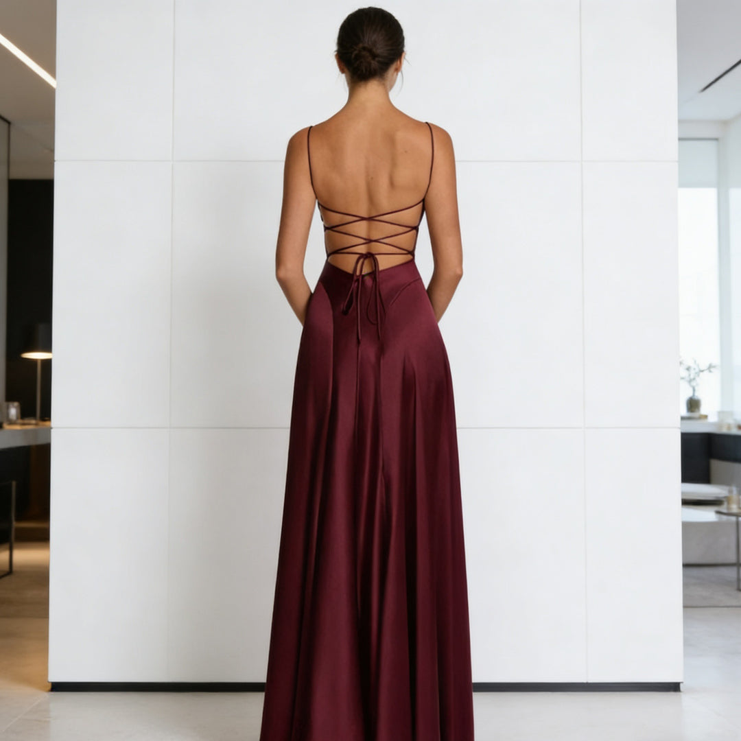 Kvinnor Elegant satin aftonklänning med figursydd skärning och smala axelband Mirla-Eva Jonsson