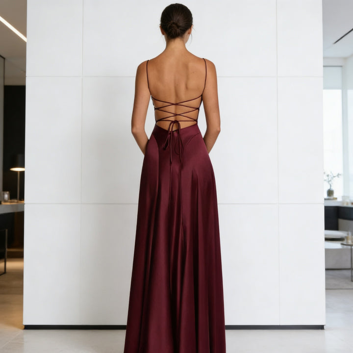 Kvinnor Elegant satin aftonklänning med figursydd skärning och smala axelband Mirla-Eva Jonsson
