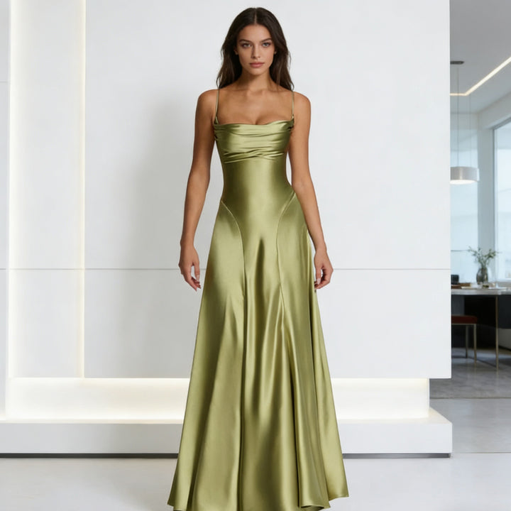 Kvinnor Elegant satin aftonklänning med figursydd skärning och smala axelband Mirla-Eva Jonsson
