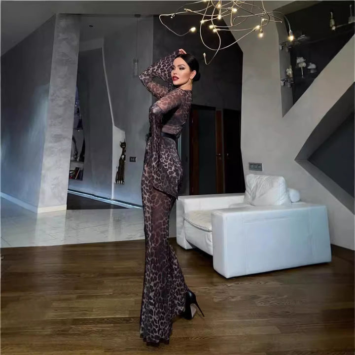 Kvinnor Elegant skimrande Maxiklänning med långa ärmar och leopardmönster Mirla-Eva Jonsson