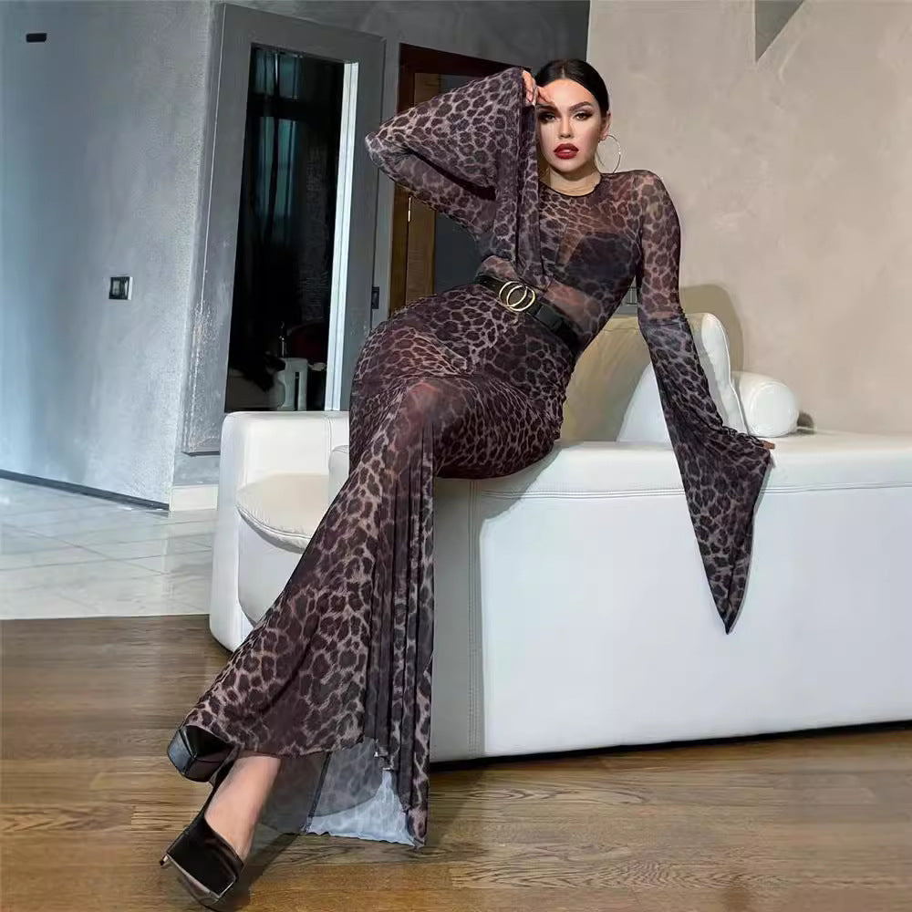 Kvinnor Elegant skimrande Maxiklänning med långa ärmar och leopardmönster Mirla-Eva Jonsson