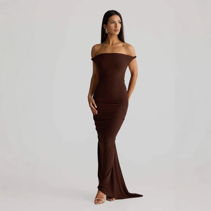 Kvinnor Elegant skuren aftonklänning med off-shoulder design och raffinerade draperingar Mirla-Eva Jonsson