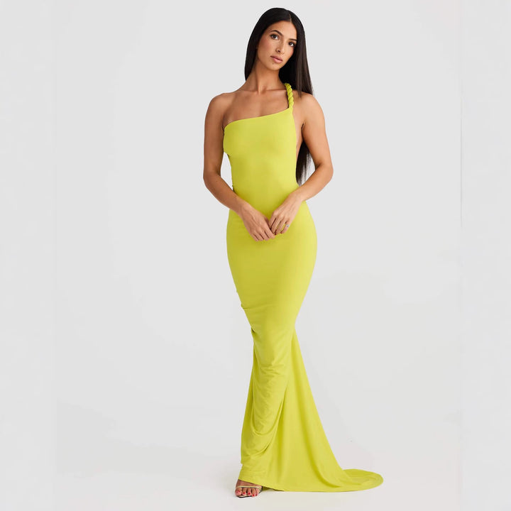 Kvinnor Elegant skuren aftonklänning med off-shoulder design och raffinerade draperingar Mirla-Eva Jonsson