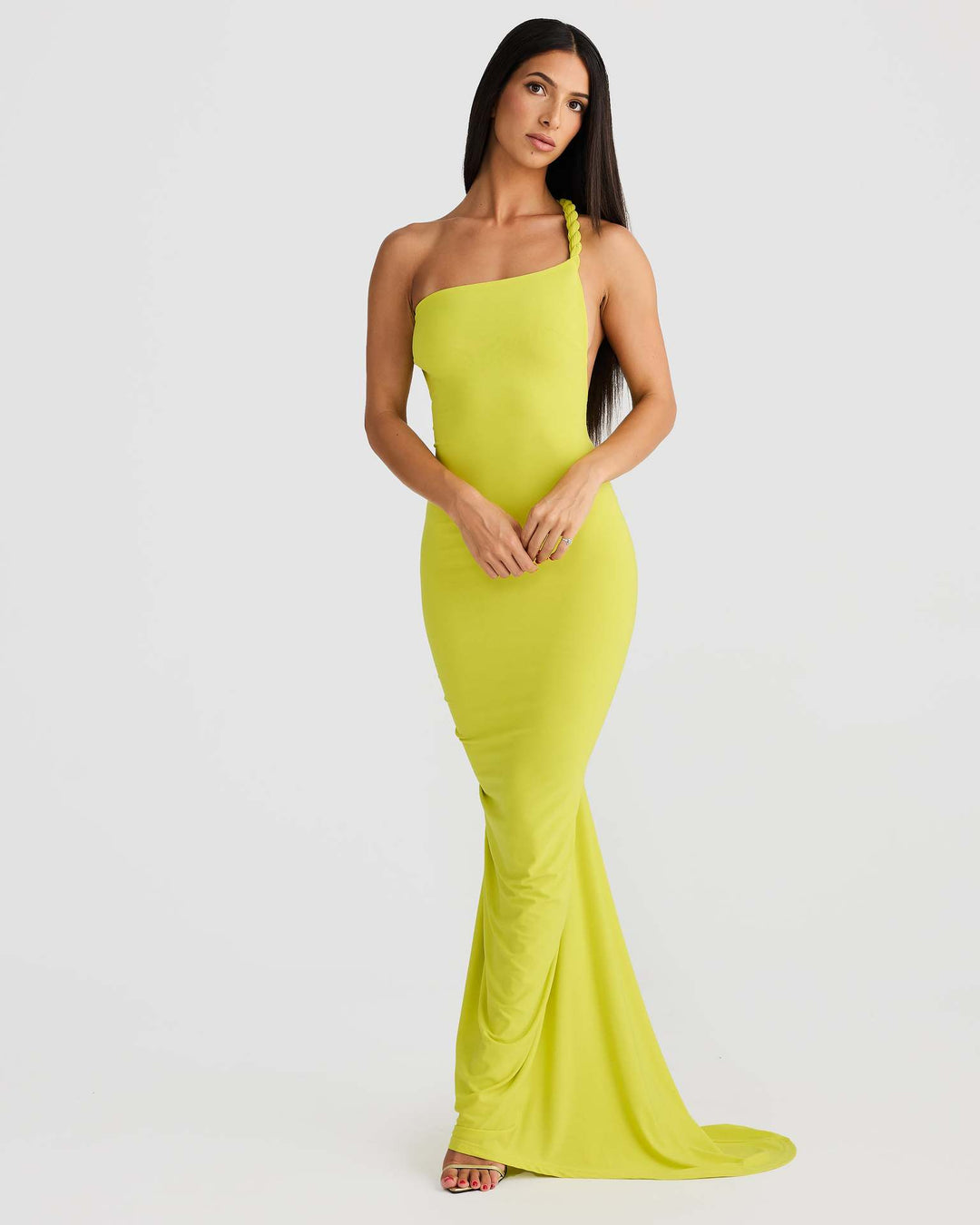 Kvinnor Elegant skuren aftonklänning med off-shoulder design och raffinerade draperingar Mirla-Eva Jonsson
