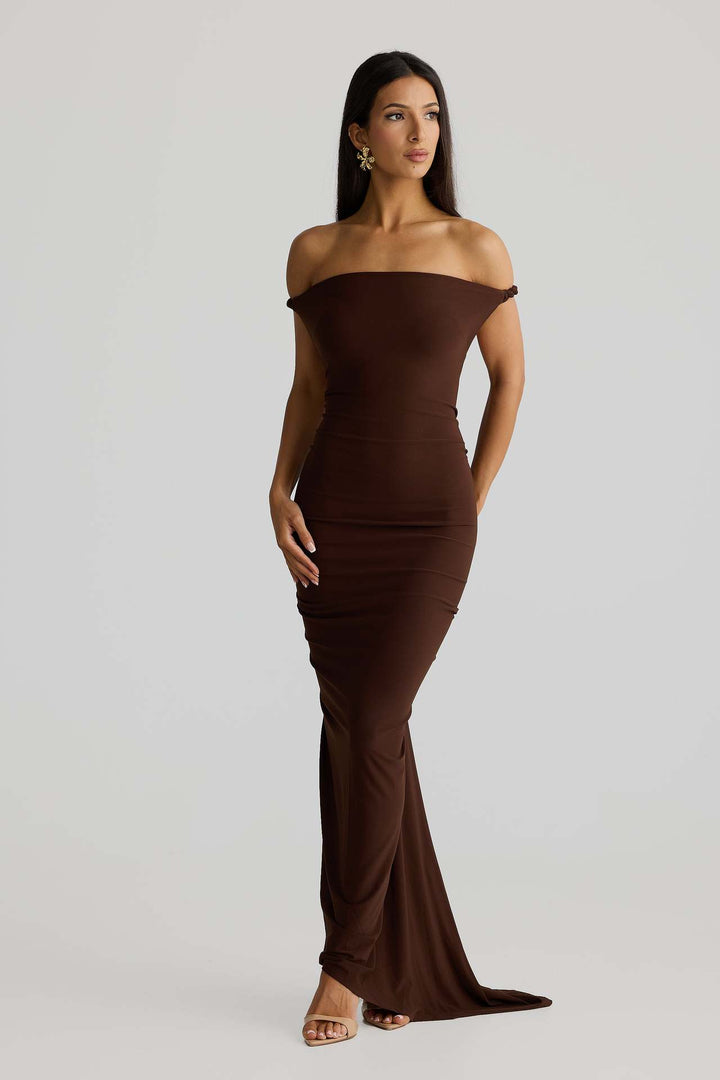 Kvinnor Elegant skuren aftonklänning med off-shoulder design och raffinerade draperingar Mirla-Eva Jonsson
