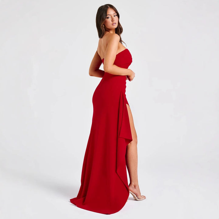 Kvinnor Elegant strapless aftonklänning med asymmetrisk slits Mirla-Eva Jonsson