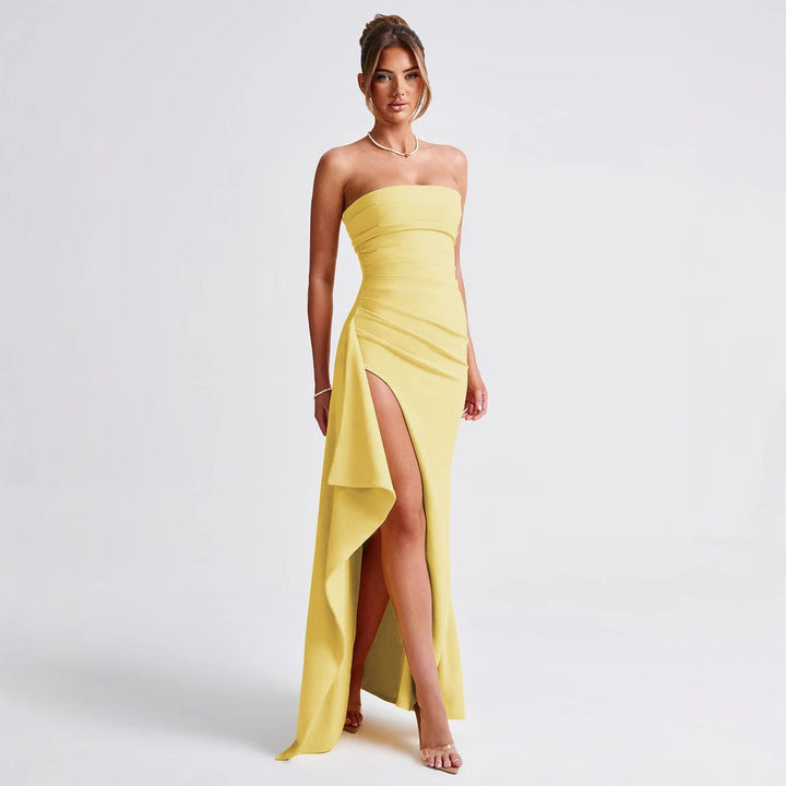 Kvinnor Elegant strapless aftonklänning med asymmetrisk slits Mirla-Eva Jonsson