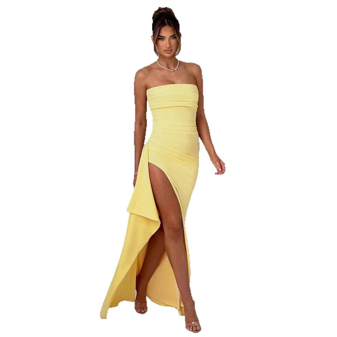 Kvinnor Elegant strapless aftonklänning med asymmetrisk slits Mirla-Eva Jonsson