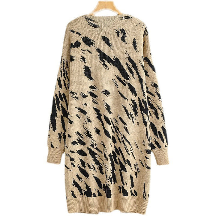 Kvinnor Grovstickad K Cardigan med Modernt Leopardsmönster och Praktiska Fickor Mirla-Eva Jonsson
