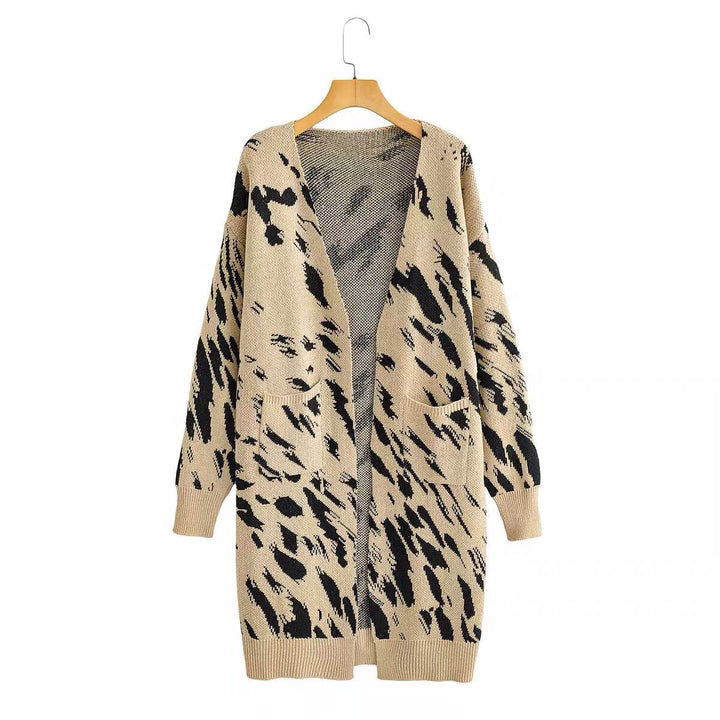 Kvinnor Grovstickad K Cardigan med Modernt Leopardsmönster och Praktiska Fickor Mirla-Eva Jonsson