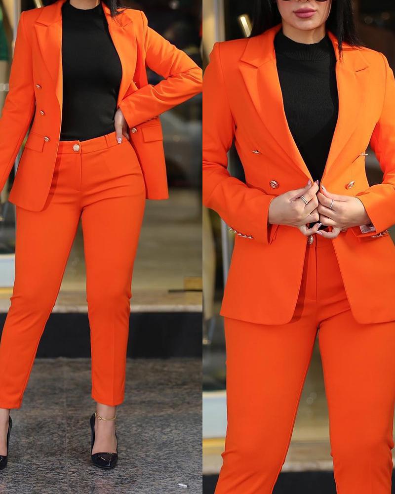 Kvinnor Modern Blazer-byxdräkt med Exklusiva Knappdetaljer Mirla-Eva Jonsson