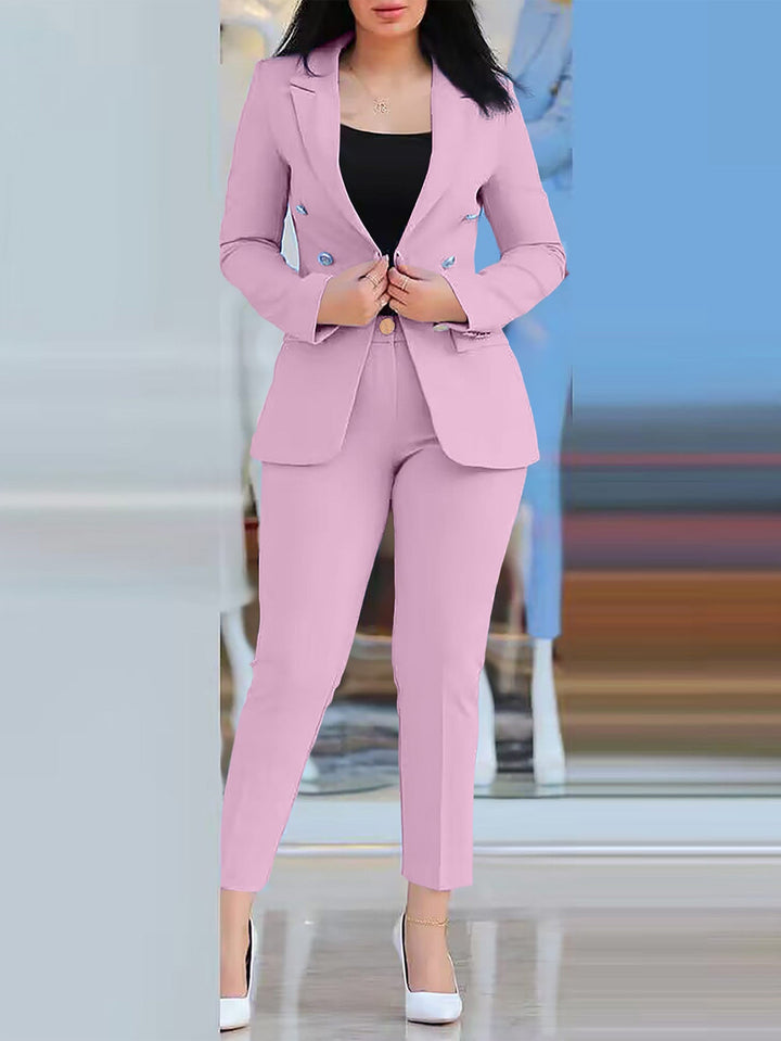 Kvinnor Modern Blazer-byxdräkt med Exklusiva Knappdetaljer Mirla-Eva Jonsson