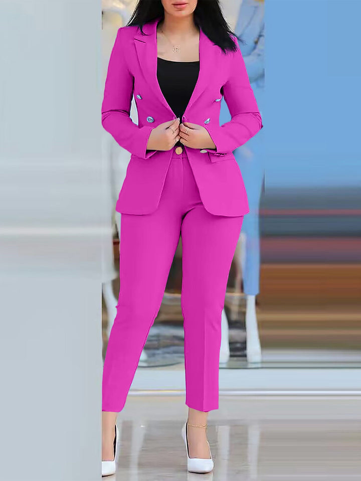 Kvinnor Modern Blazer-byxdräkt med Exklusiva Knappdetaljer Mirla-Eva Jonsson