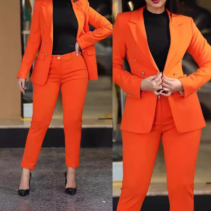 Kvinnor Modern Blazer-byxdräkt med Exklusiva Knappdetaljer Mirla-Eva Jonsson